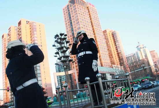 秦皇島“警花”綻放寒風(fēng)中(組圖)
