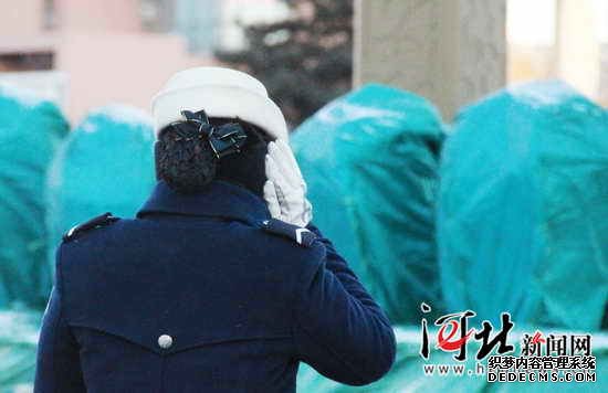 秦皇島“警花”綻放寒風(fēng)中(組圖)
