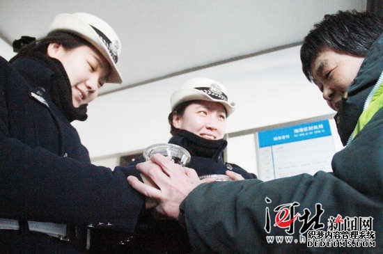 秦皇島“警花”綻放寒風(fēng)中(組圖)