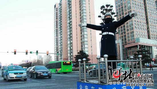 秦皇島“警花”綻放寒風(fēng)中(組圖)