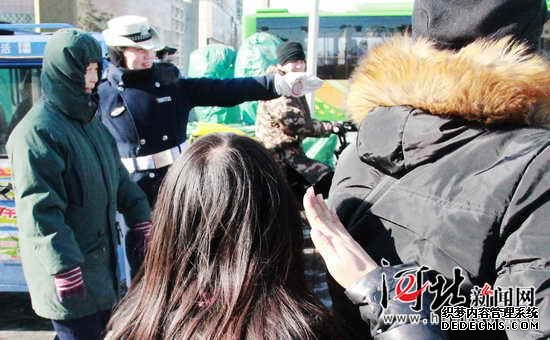 秦皇島“警花”綻放寒風(fēng)中(組圖)