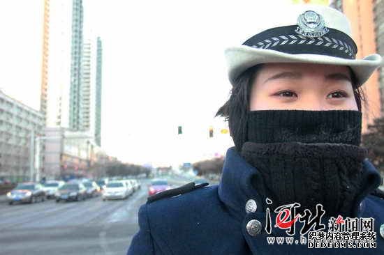 秦皇島“警花”綻放寒風(fēng)中(組圖)