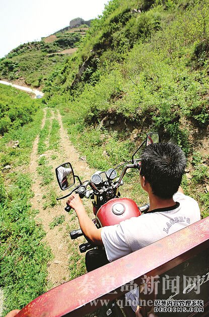 為了方便上山管理果樹和草藥，方立平雇用鉤機(jī)開辟出一條山路。