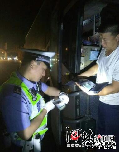 河北省高速交警開展夜查行動