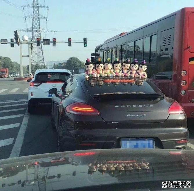 車主注意！車上貼了這種東西，引發(fā)事故要負全責(zé)